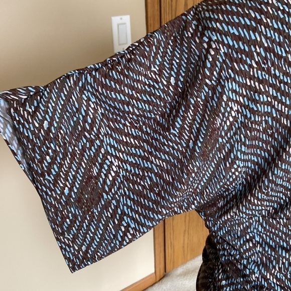 🤎 BCBGMaxAzria Faux Wrap Abstract Print Short-Sleeve V Neck Top Brown Large - Picture 7 of 11